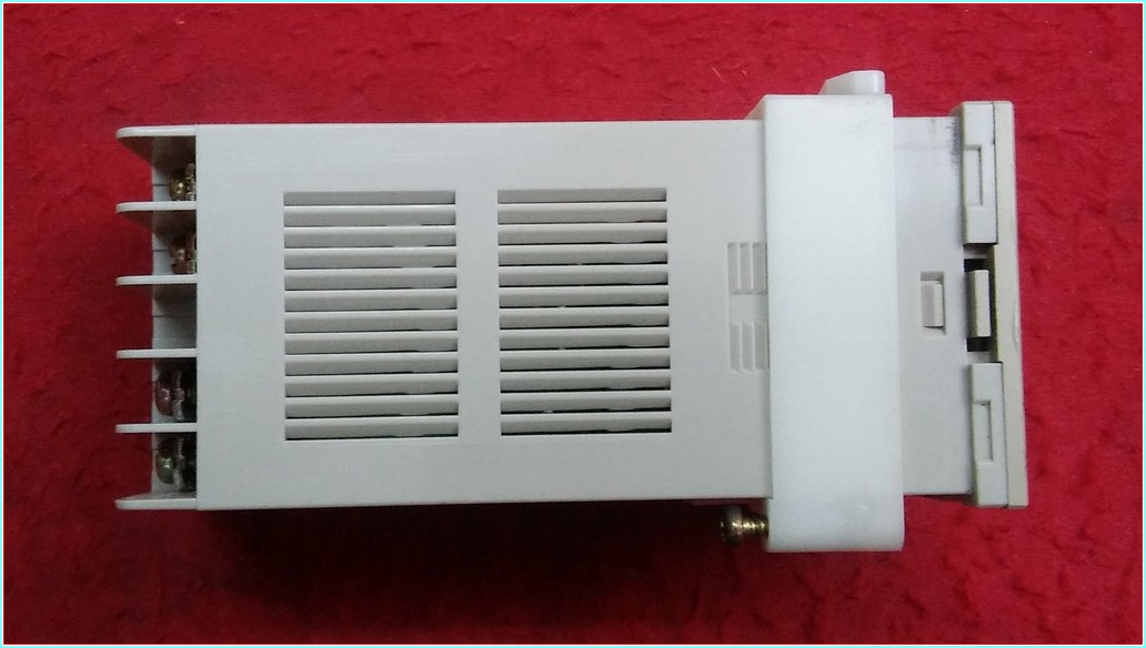 OMRON E5CS-R1KJX-520 E5CS R1KJX 520 E5CSR1KJX520 TEMPERATURE CONTROLLER
