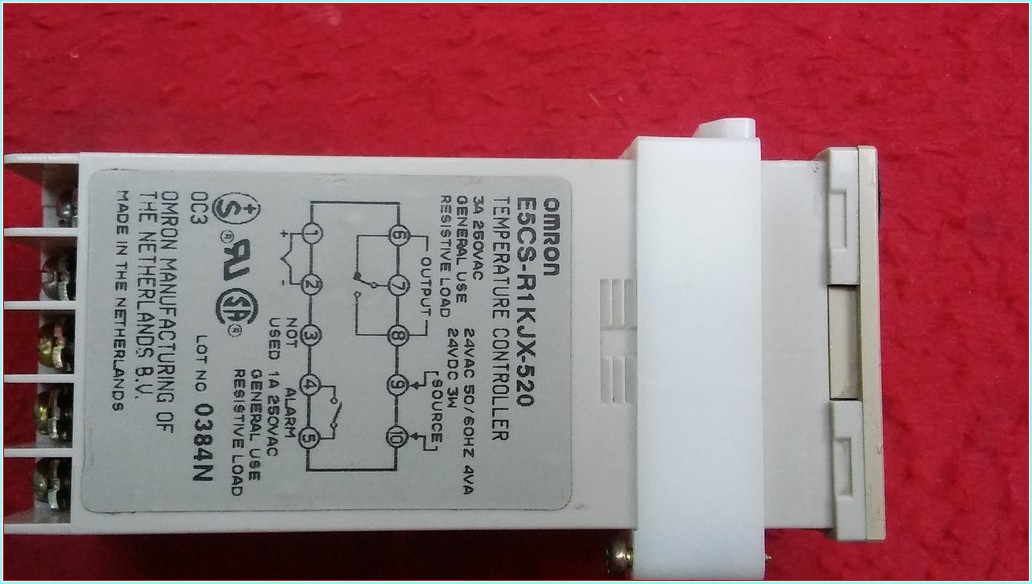 OMRON E5CS-R1KJX-520 E5CS R1KJX 520 E5CSR1KJX520 TEMPERATURE CONTROLLER