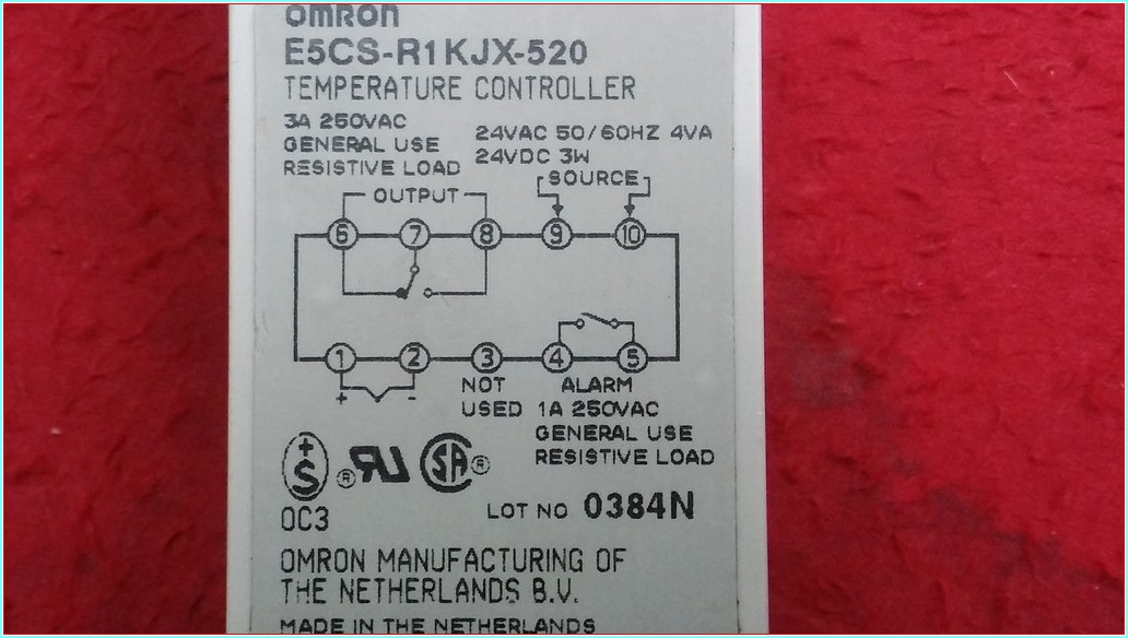 OMRON E5CS-R1KJX-520 E5CS R1KJX 520 E5CSR1KJX520 TEMPERATURE CONTROLLER