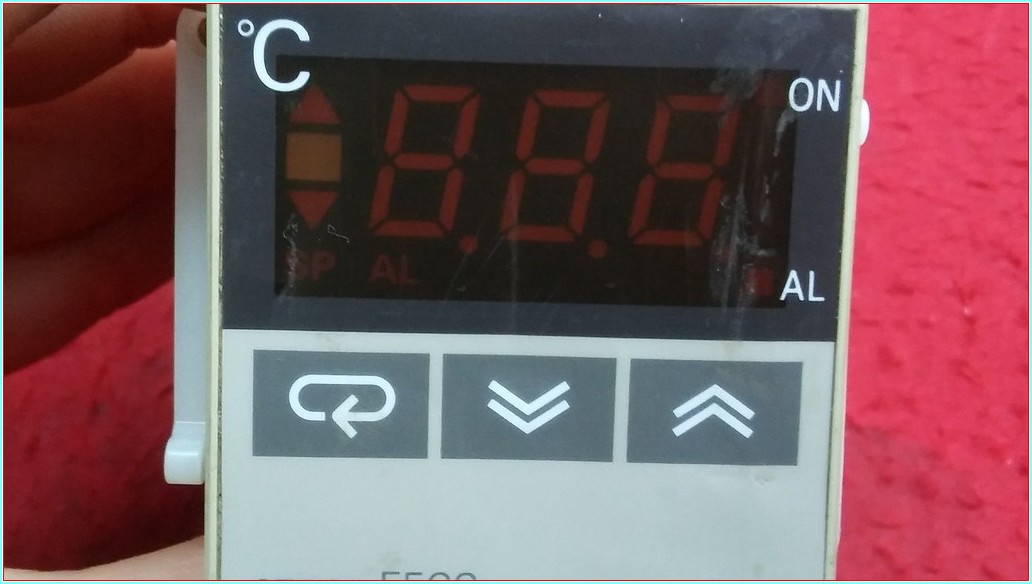 OMRON E5CS-R1KJX-520 E5CS R1KJX 520 E5CSR1KJX520 TEMPERATURE CONTROLLER