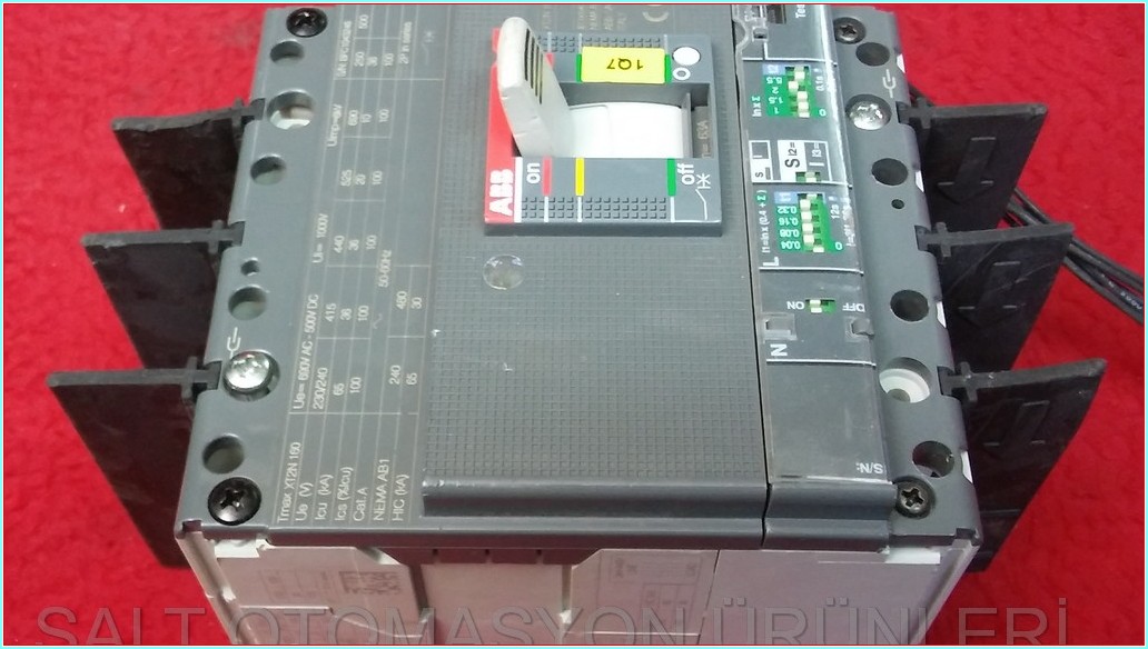 ABB TMAX XT2N 160 1SDA066767R1 100A 4  KUTUPLU TMŞ DEVRE KESİCİ ŞALTER