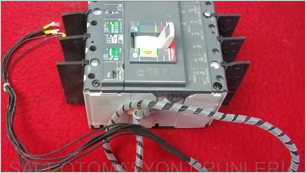 ABB TMAX XT2N 160 1SDA066767R1 100A 4  KUTUPLU TMŞ DEVRE KESİCİ ŞALTER