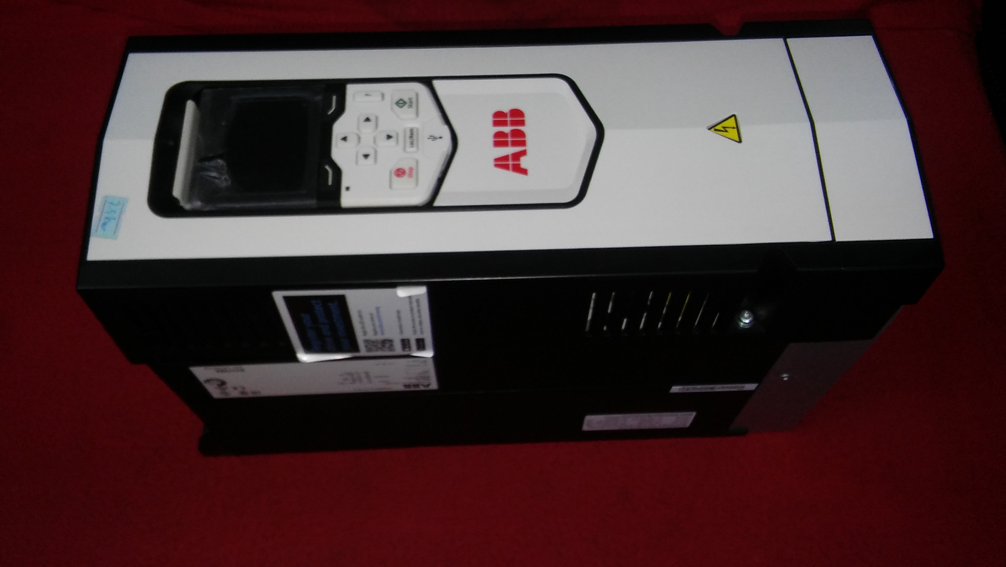 ABB ACS880-01-017A-3 17A 12KVA SIFIR SÜRÜCÜ ACS800 DRIVER