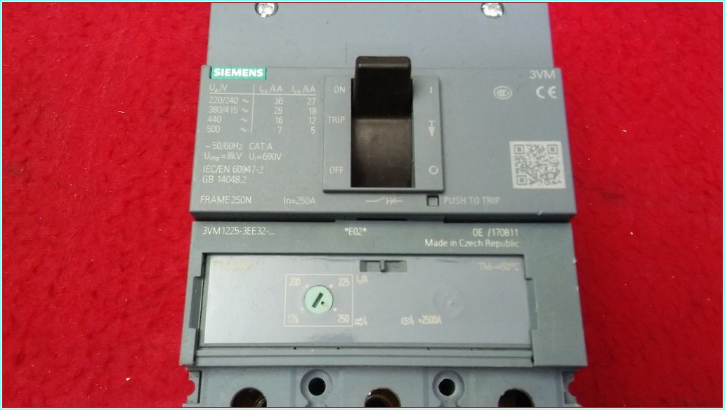 SIEMENS 3VM SIEMENS 3VM 250A TMŞ 3VM1225-3EE32-0AA0 KESİCİ