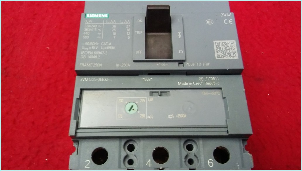 SIEMENS 3VM SIEMENS 3VM 250A TMŞ 3VM1225-3EE32-0AA0 KESİCİ