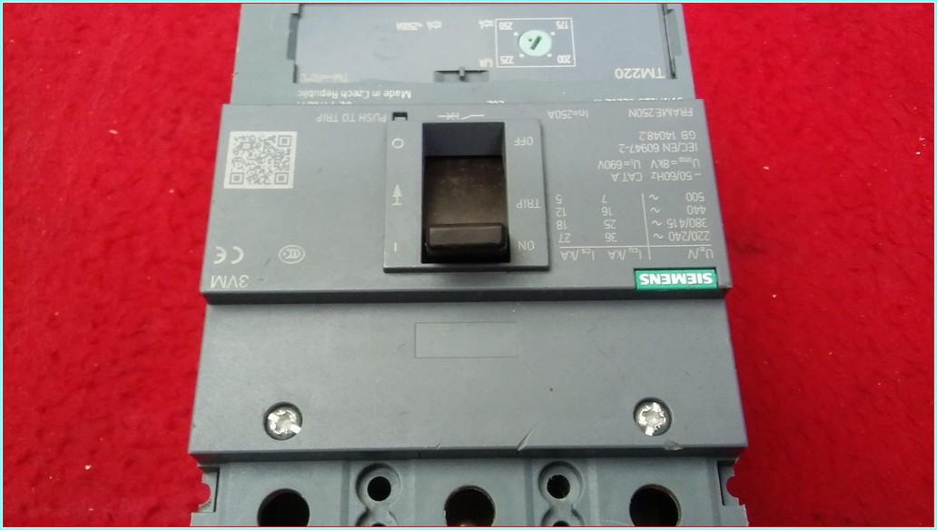SIEMENS 3VM SIEMENS 3VM 250A TMŞ 3VM1225-3EE32-0AA0 KESİCİ