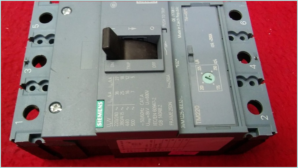 SIEMENS 3VM SIEMENS 3VM 250A TMŞ 3VM1225-3EE32-0AA0 KESİCİ