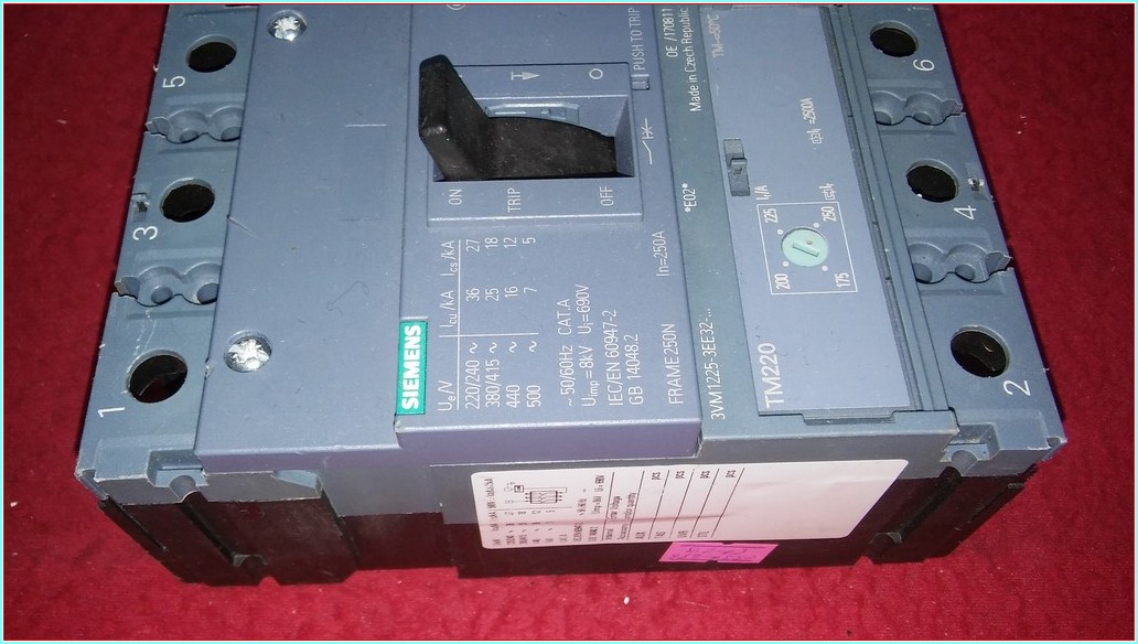 SIEMENS 3VM SIEMENS 3VM 250A TMŞ 3VM1225-3EE32-0AA0 KESİCİ
