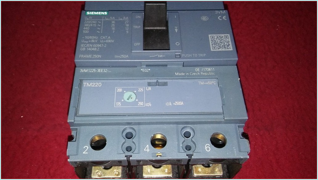 SIEMENS 3VM SIEMENS 3VM 250A TMŞ 3VM1225-3EE32-0AA0 KESİCİ
