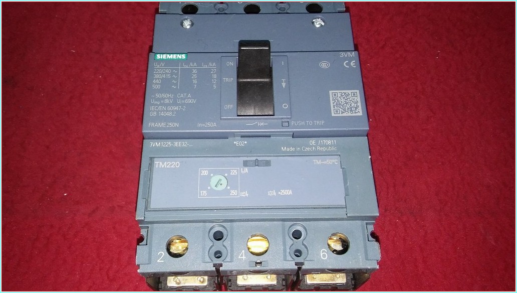 SIEMENS 3VM SIEMENS 3VM 250A TMŞ 3VM1225-3EE32-0AA0 KESİCİ