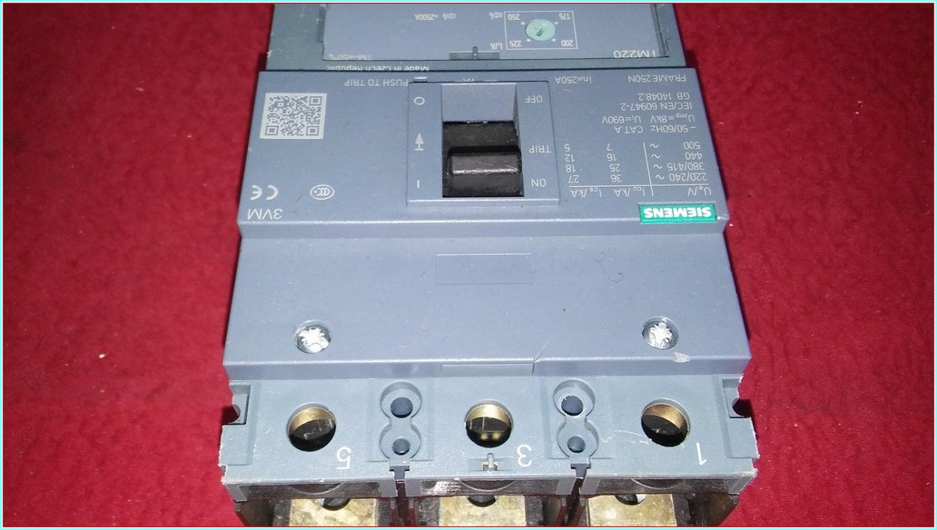 SIEMENS 3VM SIEMENS 3VM 250A TMŞ 3VM1225-3EE32-0AA0 KESİCİ