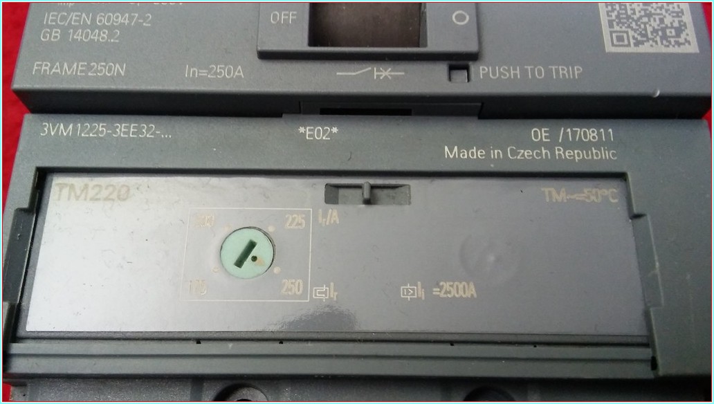 SIEMENS 3VM SIEMENS 3VM 250A TMŞ 3VM1225-3EE32-0AA0 KESİCİ