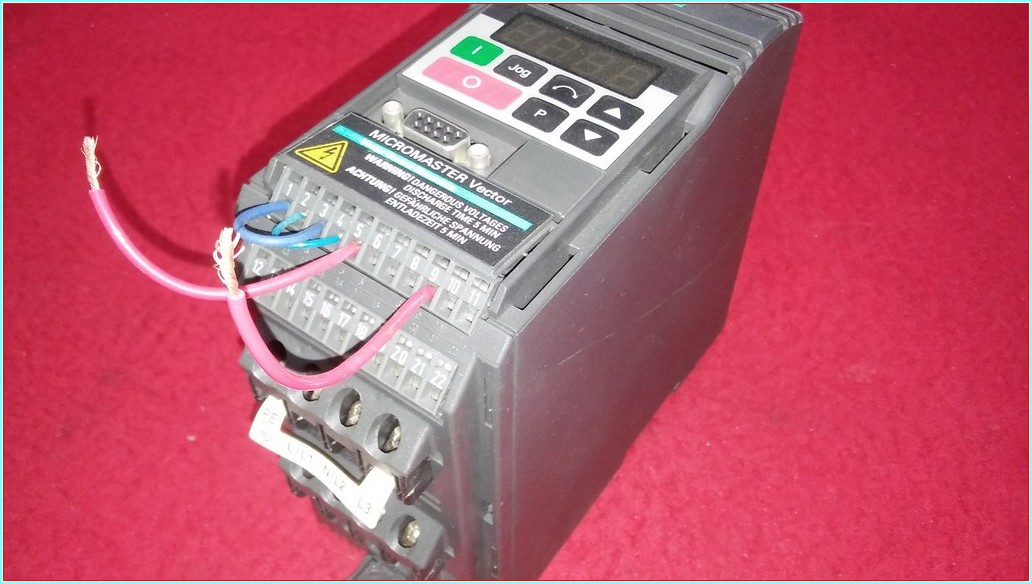 SIEMENS 6SE3212-8BA40 MICROMASTER VECTOR 0,75HP SÜRÜCÜ
