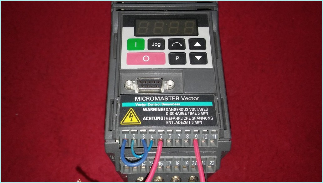 SIEMENS 6SE3212-8BA40 MICROMASTER VECTOR 0,75HP SÜRÜCÜ