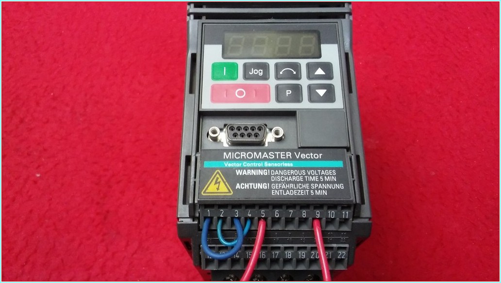 SIEMENS 6SE3212-8BA40 MICROMASTER VECTOR 0,75HP SÜRÜCÜ