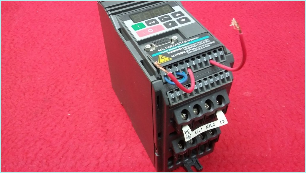 SIEMENS 6SE3212-8BA40 MICROMASTER VECTOR 0,75HP SÜRÜCÜ