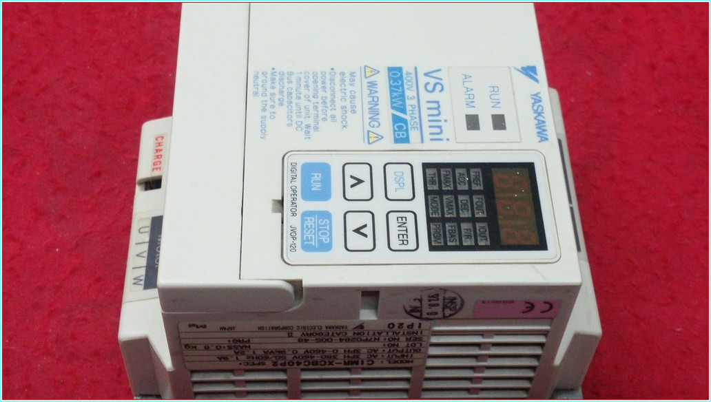 YASKAWA CIMR-XCBC40P2 VS MİNİ 400V 0,37 KW 0,9 KVA SÜRÜCÜ 