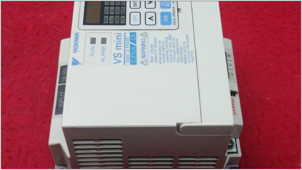YASKAWA CIMR-XCBC40P2 VS MİNİ 400V 0,37 KW 0,9 KVA SÜRÜCÜ 