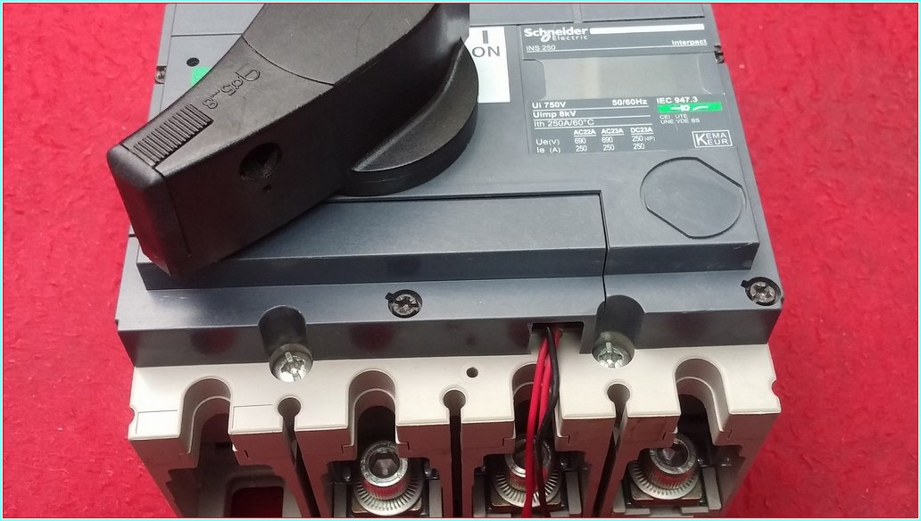 SCHNEİDER 31106 INS 250 INS250 250A AÇİL STOP ŞALTERİ SIFIRDAN FARKI FİYATI