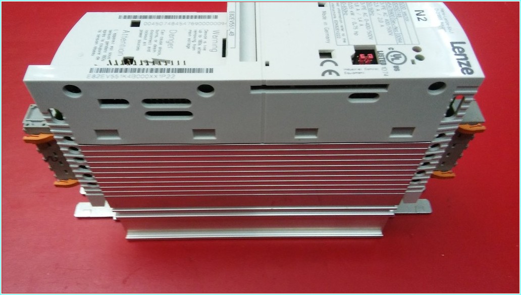 LENZE E82EV551_4B E82EV551-4B 8200 VECTOR EDK82EV222 INPUT 400-500V 0,55KW SÜRÜCÜ