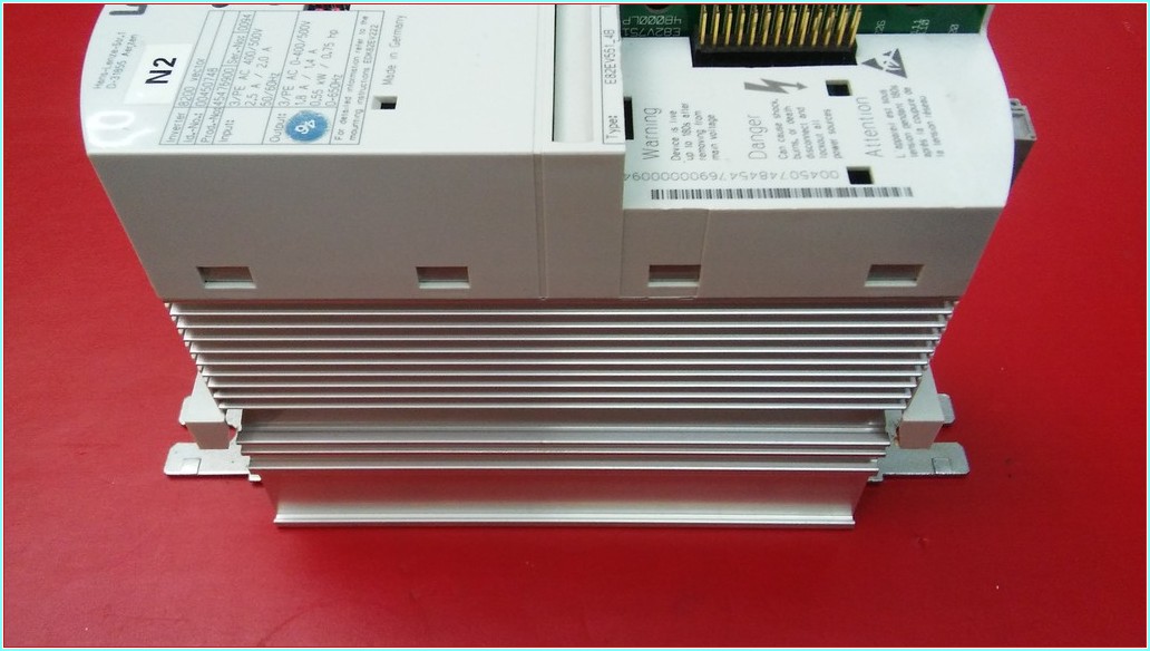LENZE E82EV551_4B E82EV551-4B 8200 VECTOR EDK82EV222 INPUT 400-500V 0,55KW SÜRÜCÜ