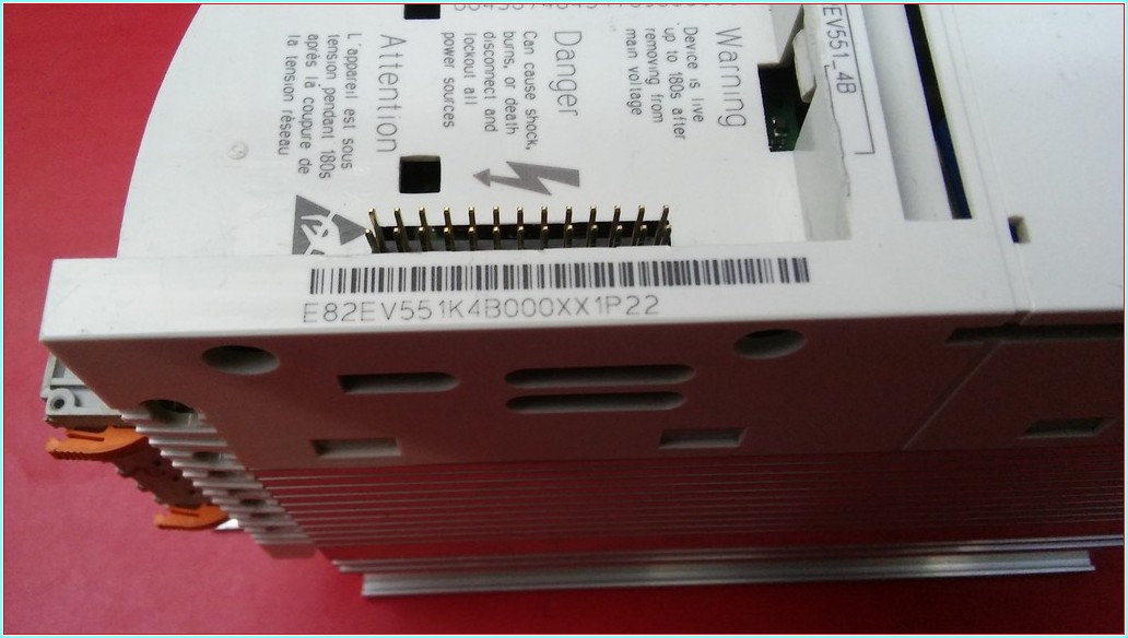 LENZE E82EV551_4B E82EV551-4B 8200 VECTOR EDK82EV222 INPUT 400-500V 0,55KW SÜRÜCÜ