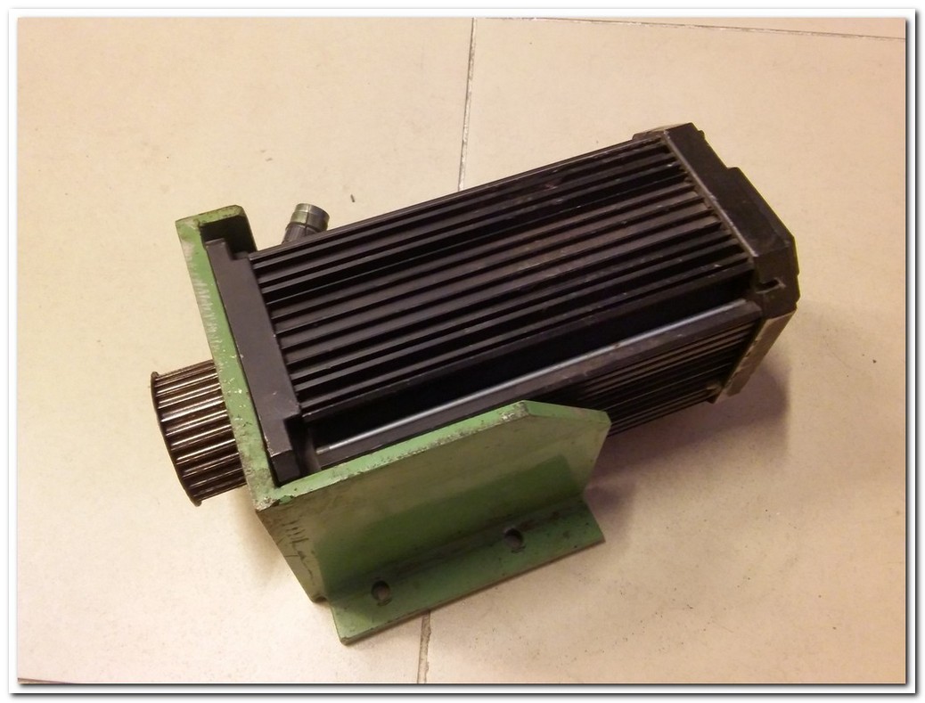 LENZE MDSKARS080-22 2,3KW SERVO MOTOR