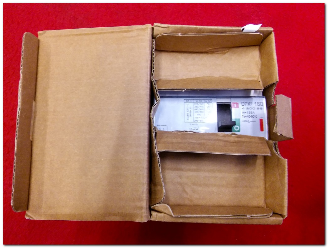 LEGRAND DPX3 160 4 200 96 125A 4 KUTUPLU SIFIR KUTULU TMŞ 125A DEVRE KESİCİ