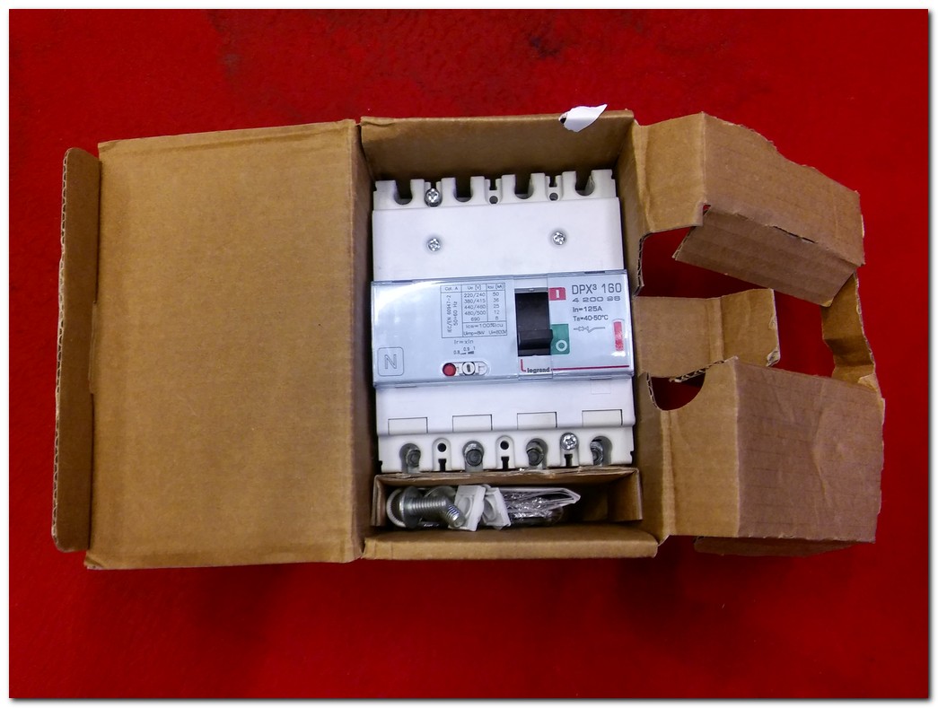 LEGRAND DPX3 160 4 200 96 125A 4 KUTUPLU SIFIR KUTULU TMŞ 125A DEVRE KESİCİ