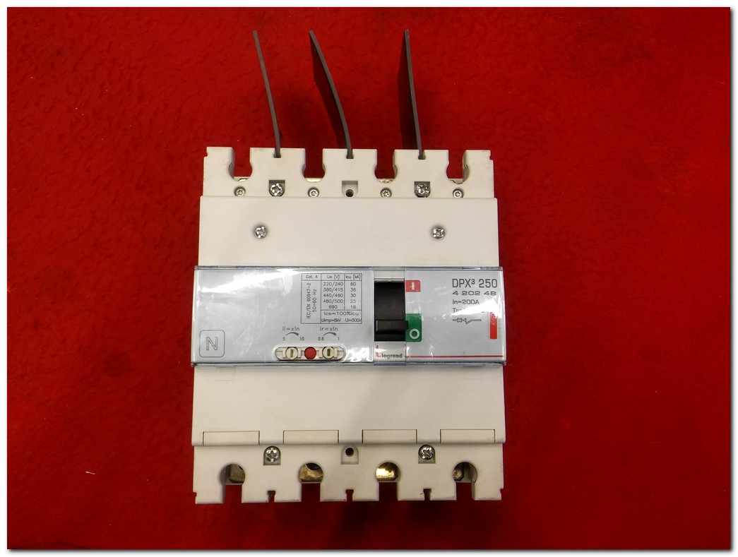 LEGRAND DPX3 250 4 202 48 200A 4 KUTUPLU TMŞ 200 AMPER DEVRE KESİCİ