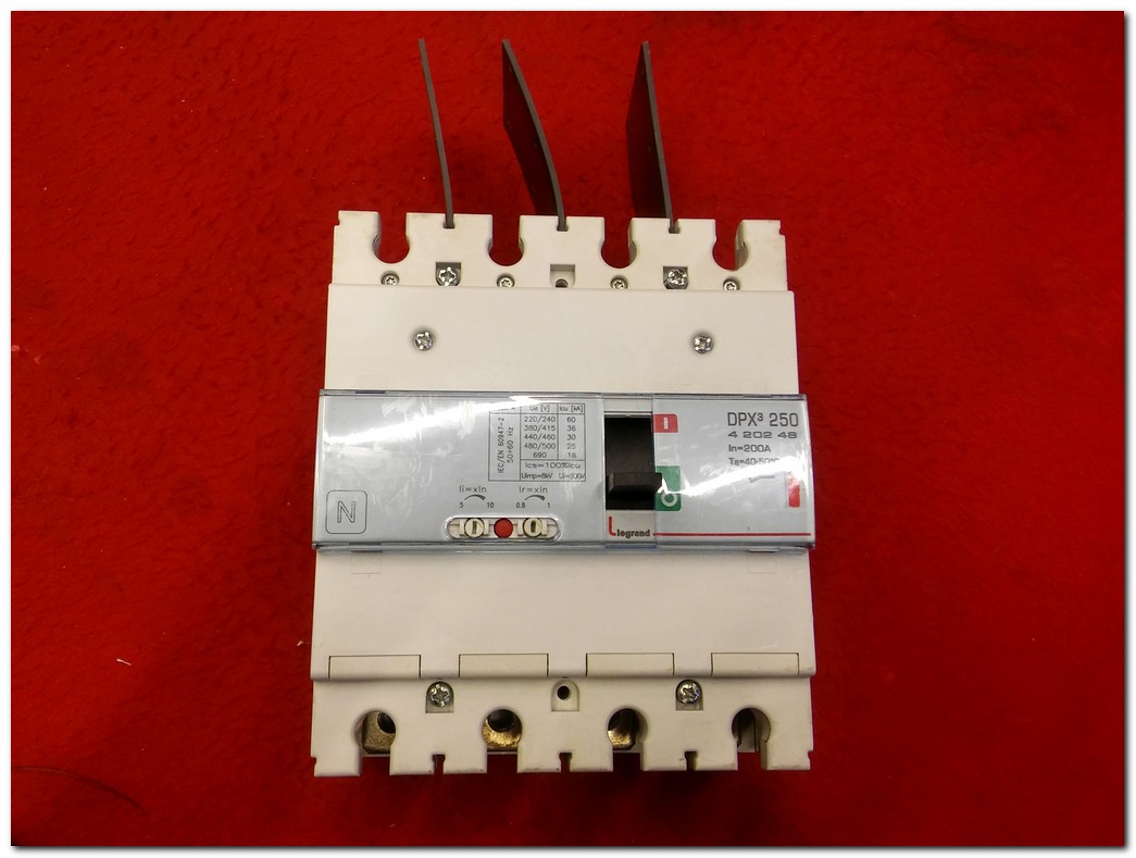 LEGRAND DPX3 250 4 202 48 200A 4 KUTUPLU TMŞ 200 AMPER DEVRE KESİCİ