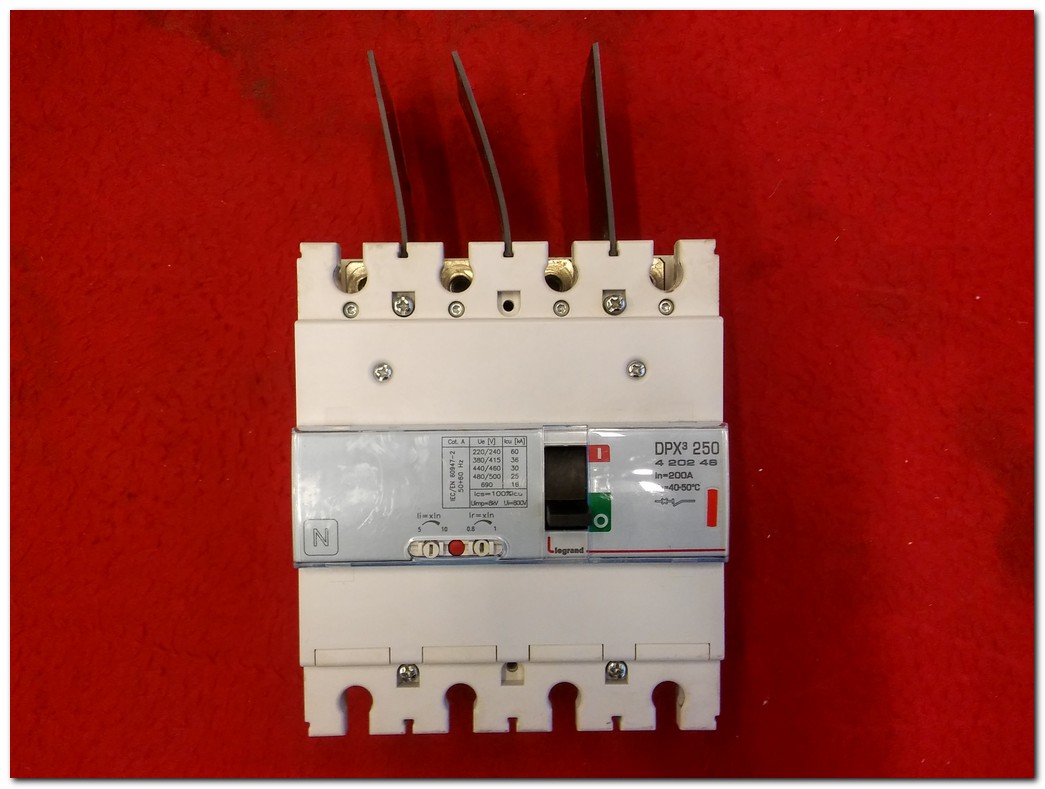 LEGRAND DPX3 250 4 202 48 200A 4 KUTUPLU TMŞ 200 AMPER DEVRE KESİCİ