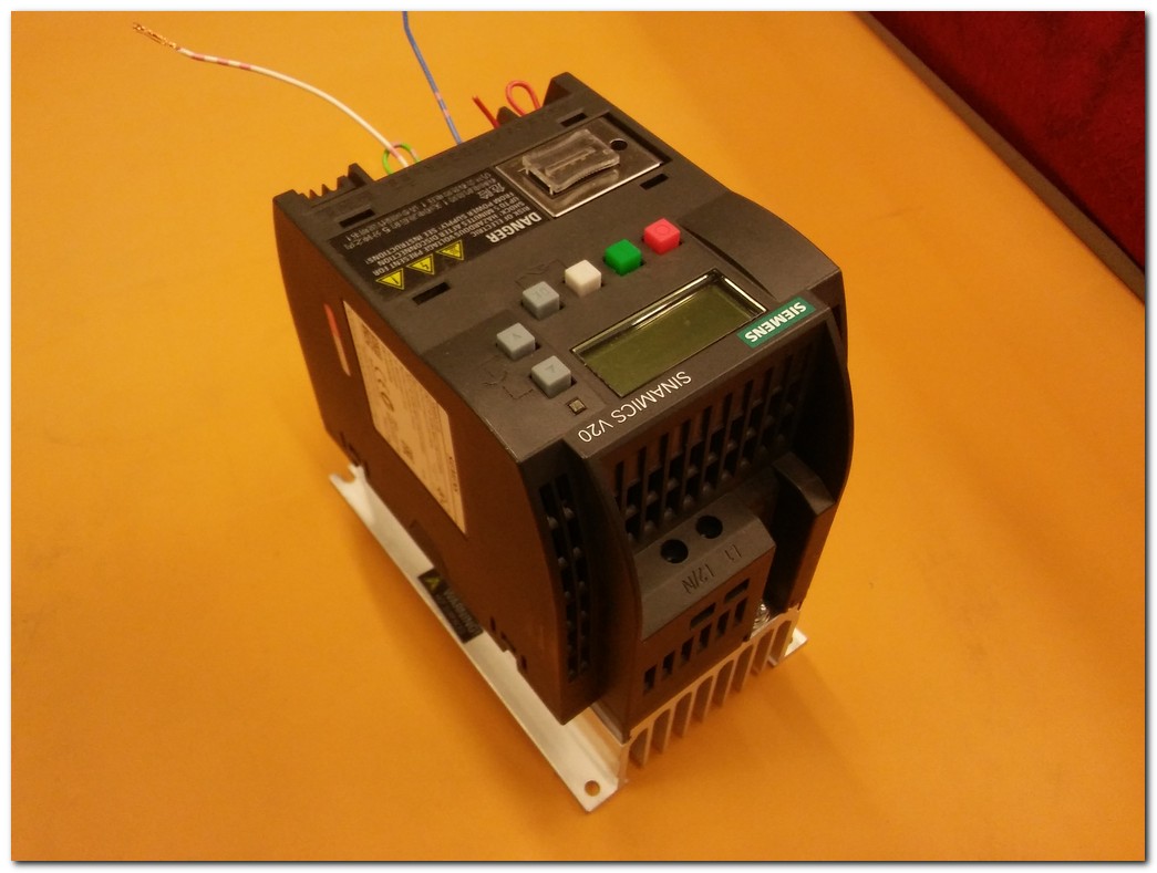 SIEMENS 6SL3210-5BB13-7UV0 SINAMICS V20 0,37KW SÜRÜCÜ 0,37 KW INVERTER