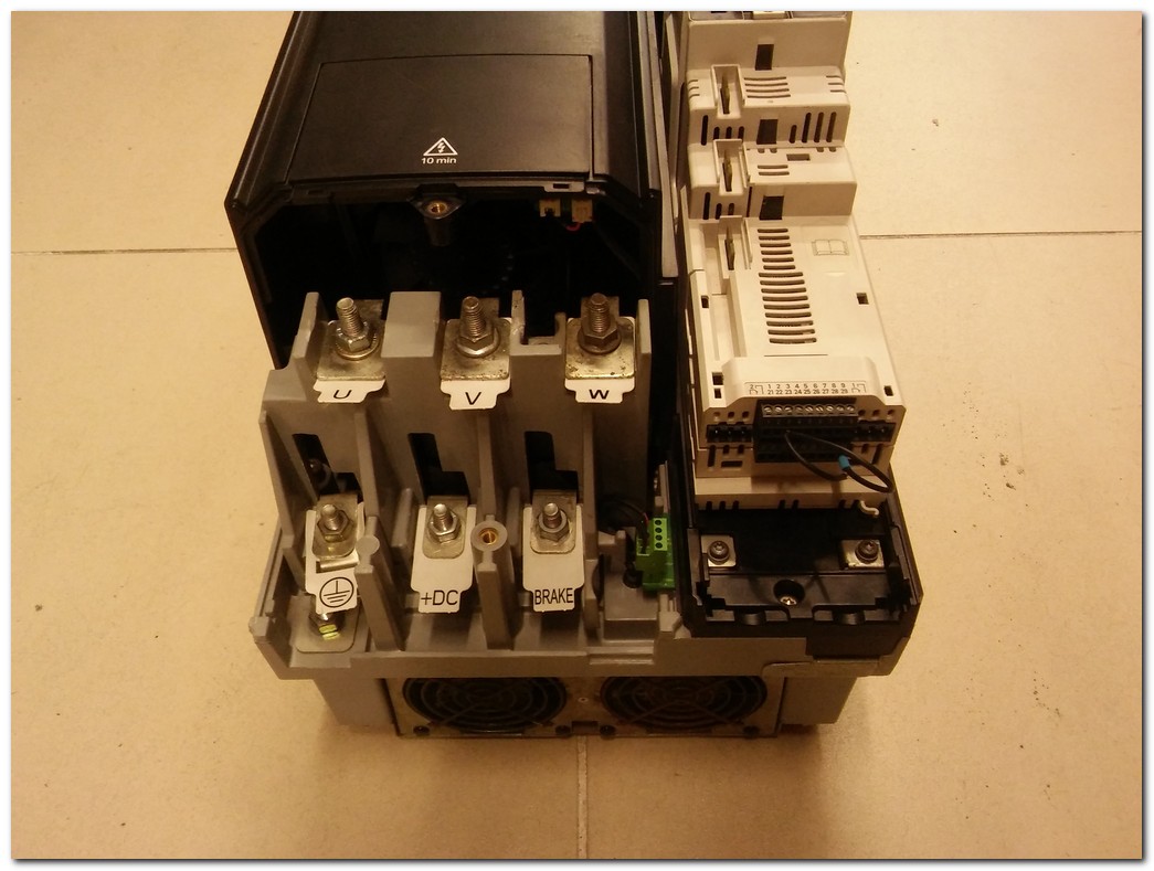 CONTROL TECHNIQUES F300-074 00940 A 45KW SÜRÜCÜ EMERSON 45 KW INVERTER