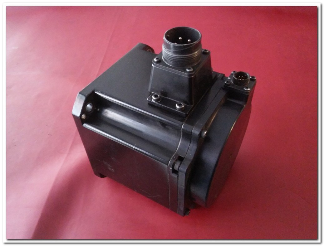 OMRON R88M-1M1K520C-S2 1,5KW AC SERVO MOTOR 1,5 KW SERVO MOTOR