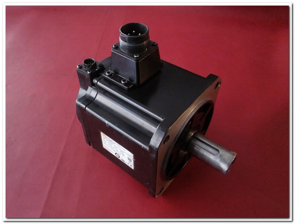 OMRON R88M-1M1K520C-S2 1,5KW AC SERVO MOTOR 1,5 KW SERVO MOTOR