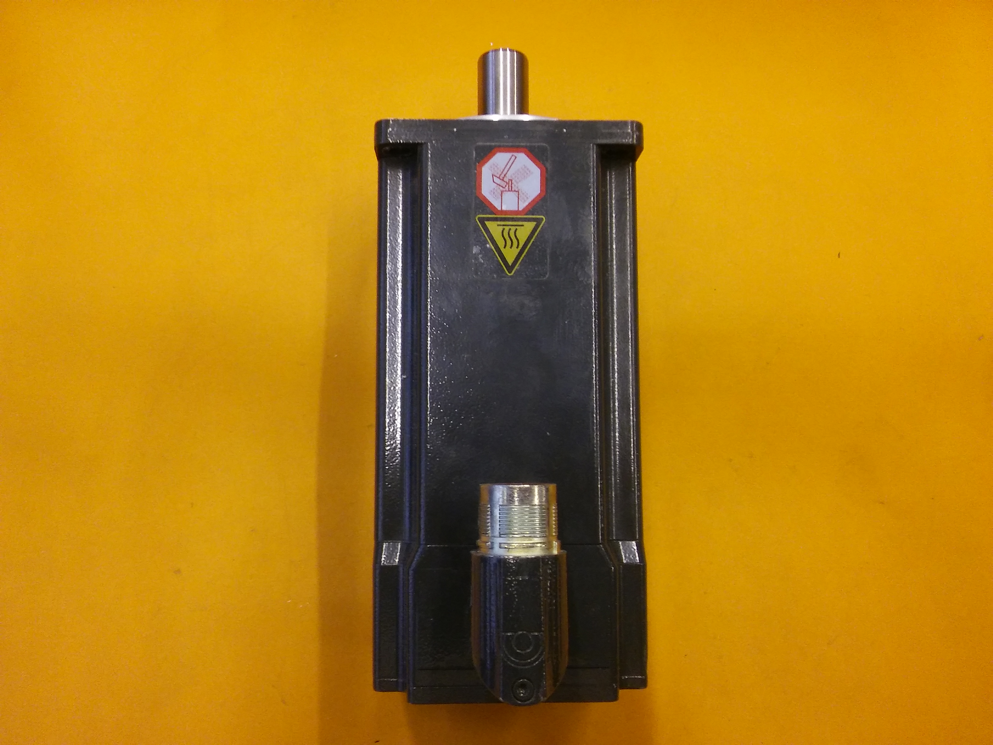 BECKHOFF AM8041-0E11-0000 FRENLİ 1,45KW SERVO MOTOR