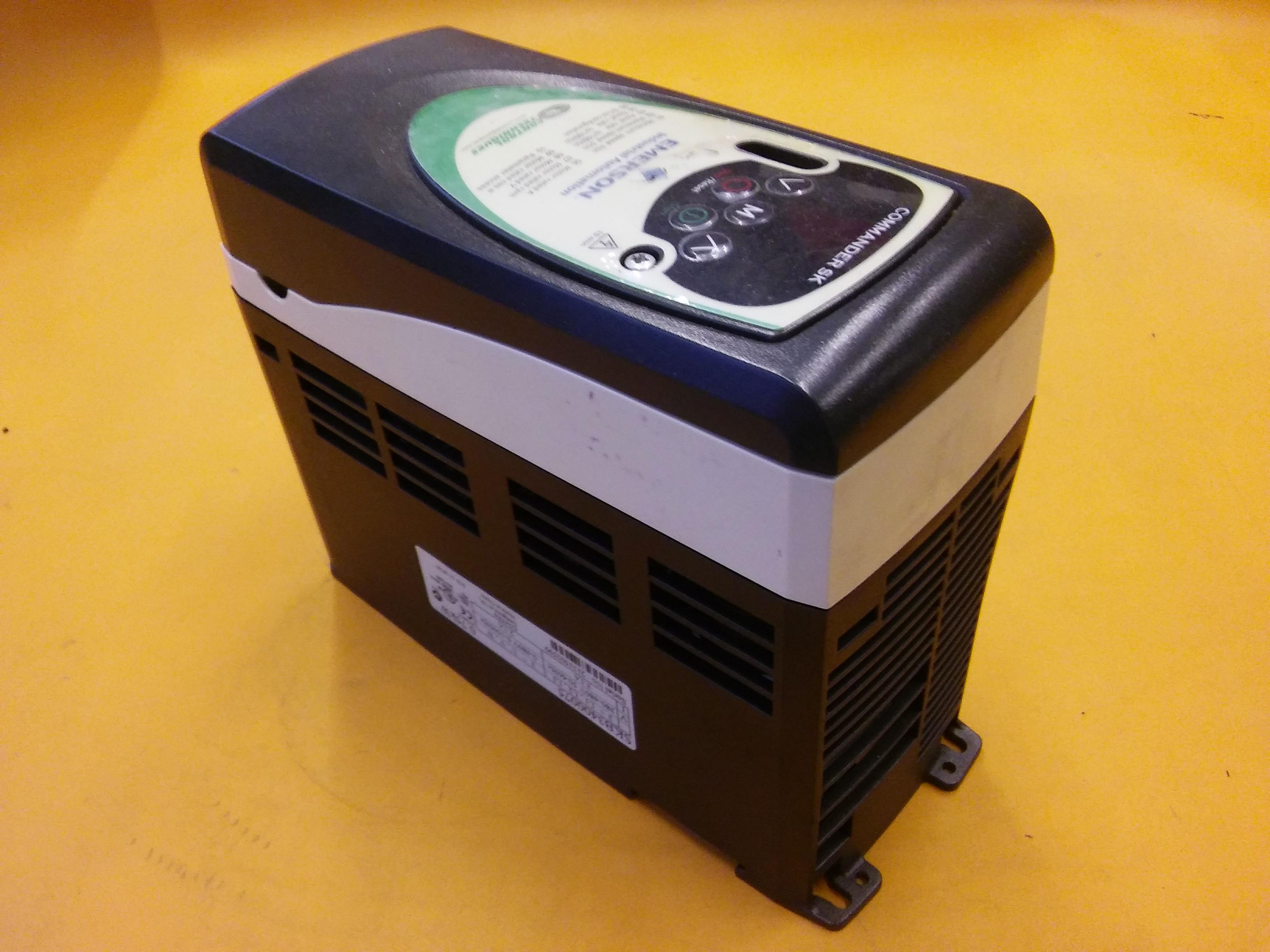 EMERSON SKB3400075 SKB3400055 SKB3400037 COMMANDER SK 0,75 KW 380V SÜRÜCÜ