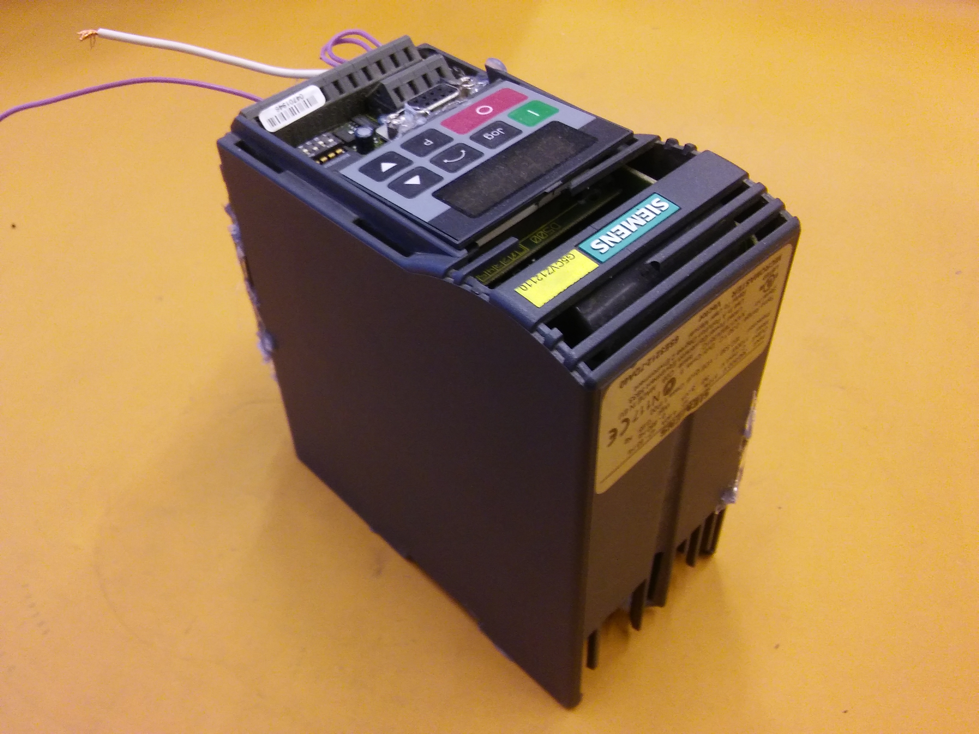 SIEMENS 6SE3212-7DA40 MICROMASTER VECTOR 1,1KW INPUT 380V SÜRÜCÜ