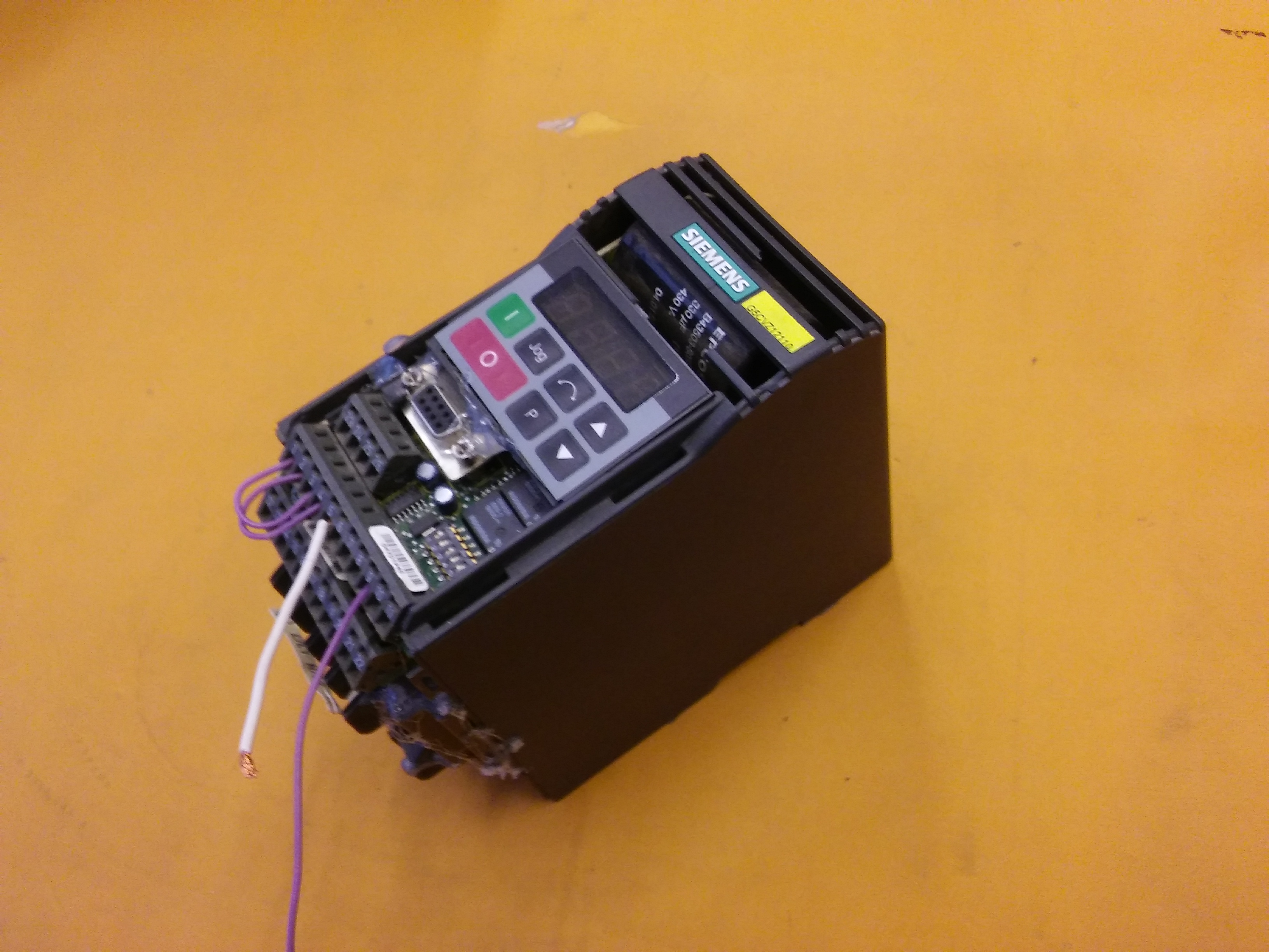 SIEMENS 6SE3212-7DA40 MICROMASTER VECTOR 1,1KW INPUT 380V SÜRÜCÜ