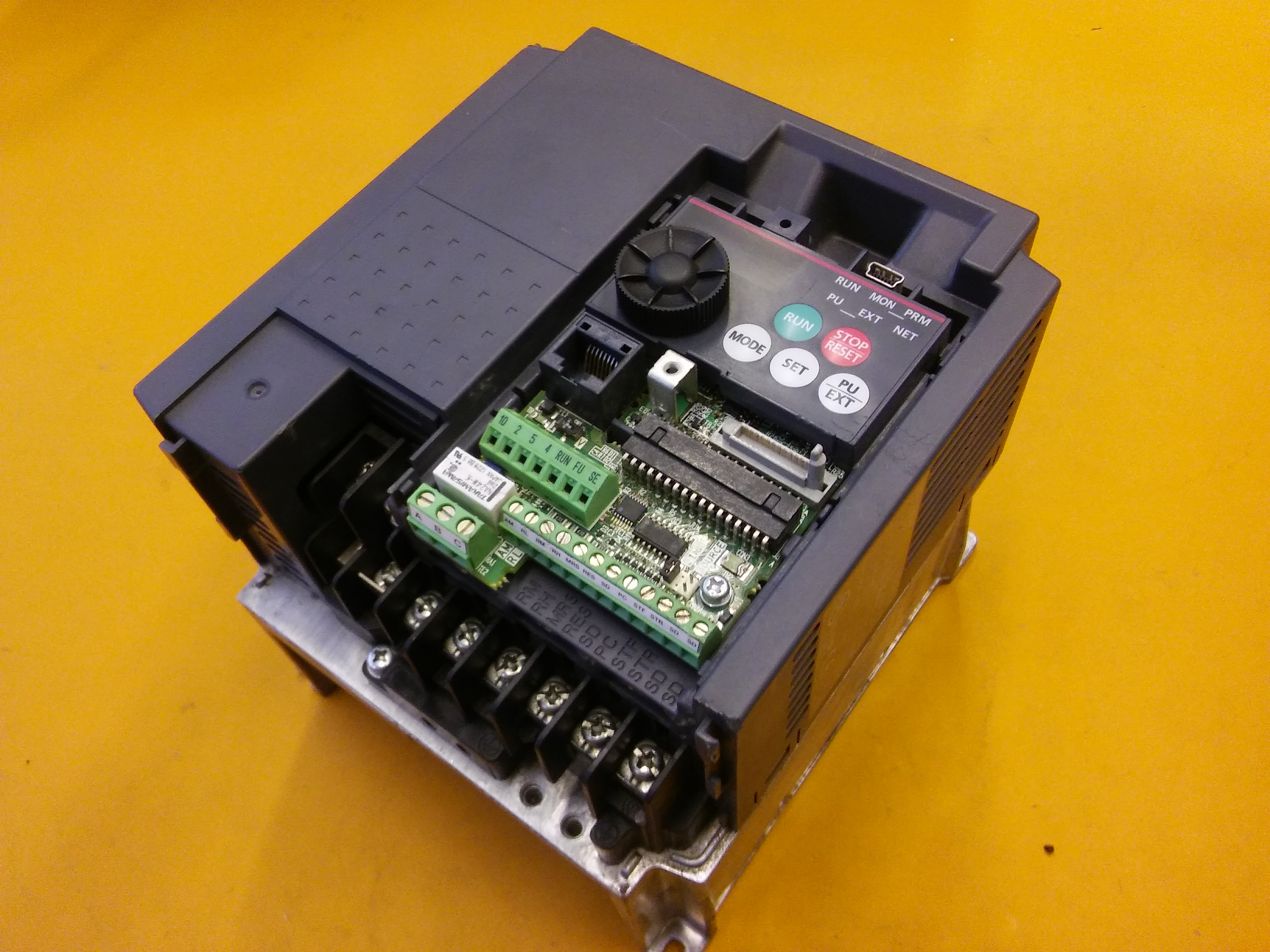 MITSUBISHI FR-E740-1.5K-CHT FR-E740-1 5K-CHT 1,5KW INPUT 380V SÜRÜCÜ