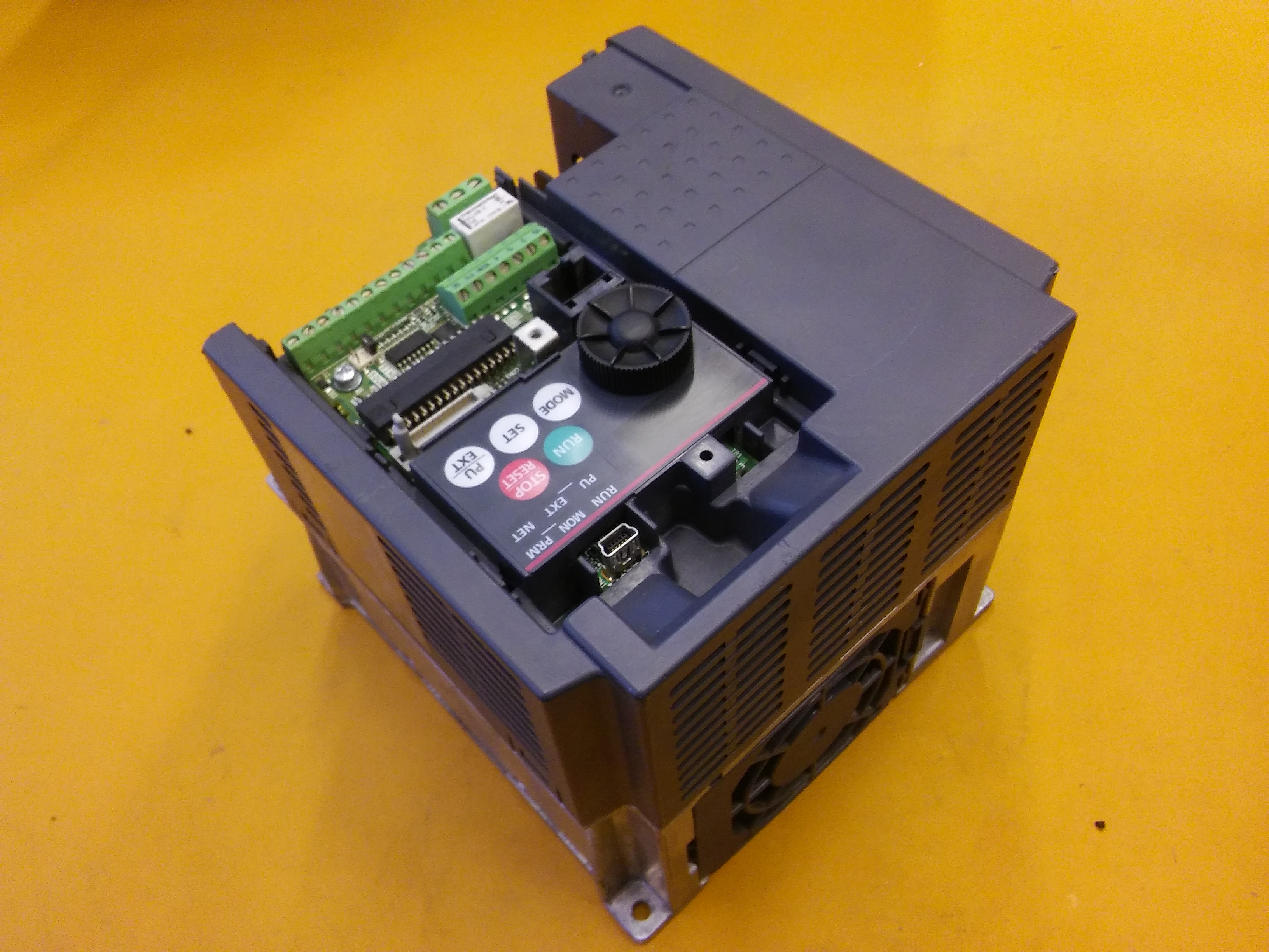 MITSUBISHI FR-E740-1.5K-CHT FR-E740-1 5K-CHT 1,5KW INPUT 380V SÜRÜCÜ