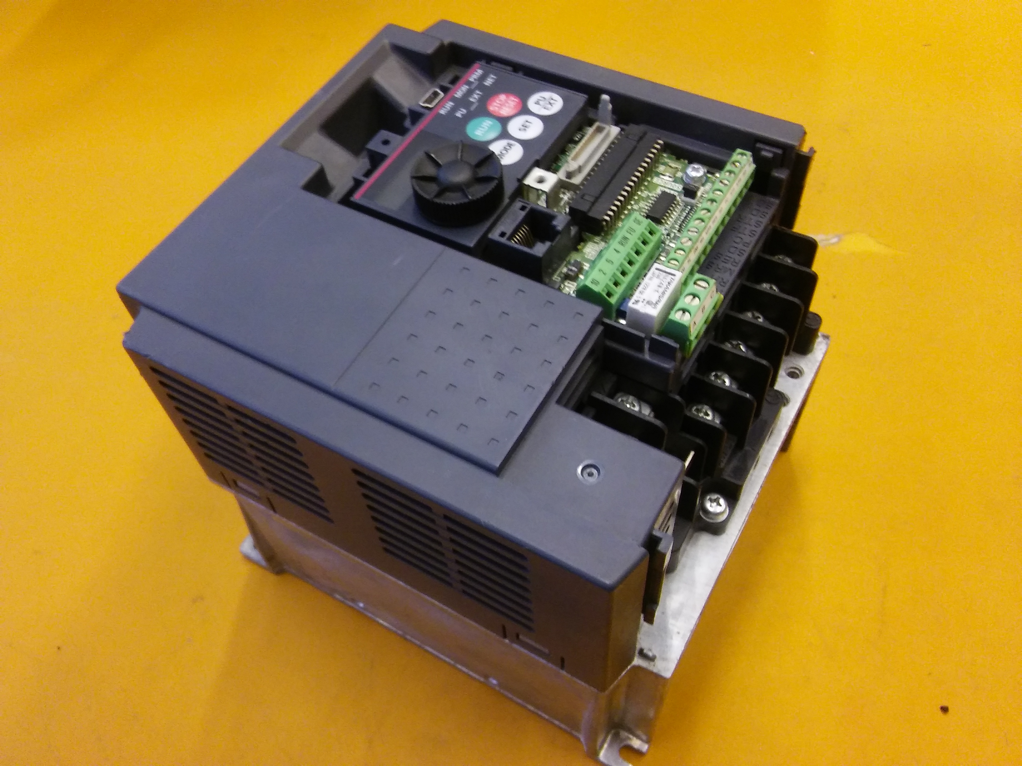 MITSUBISHI FR-E740-1.5K-CHT FR-E740-1 5K-CHT 1,5KW INPUT 380V SÜRÜCÜ