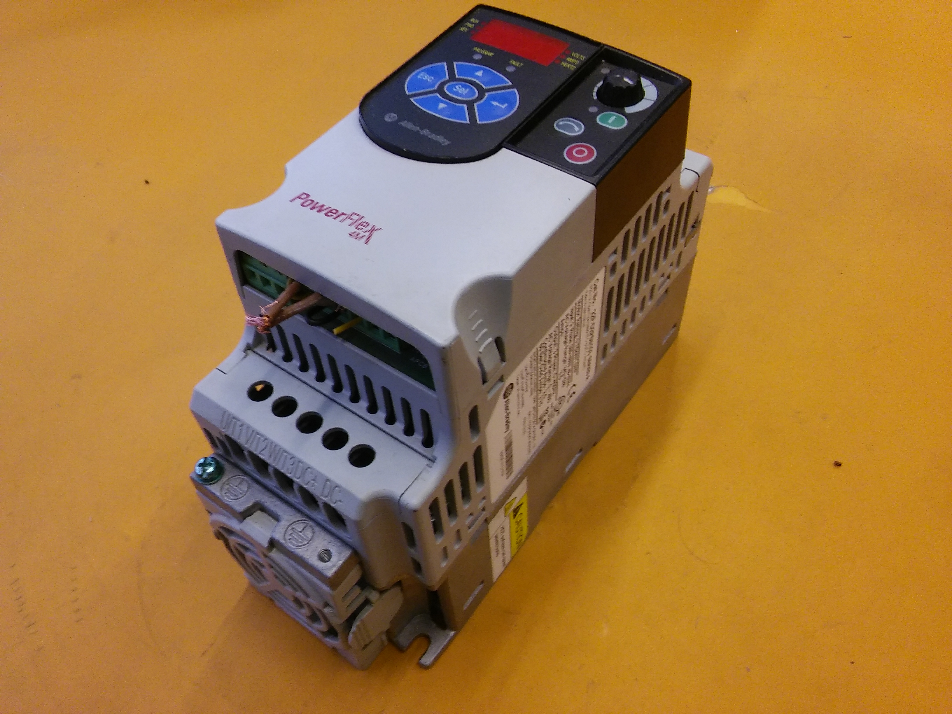 ALLEN BRADLEY 22F-D2P5N103 INPUT 380V 0,75 KW 1HP SÜRÜCÜ