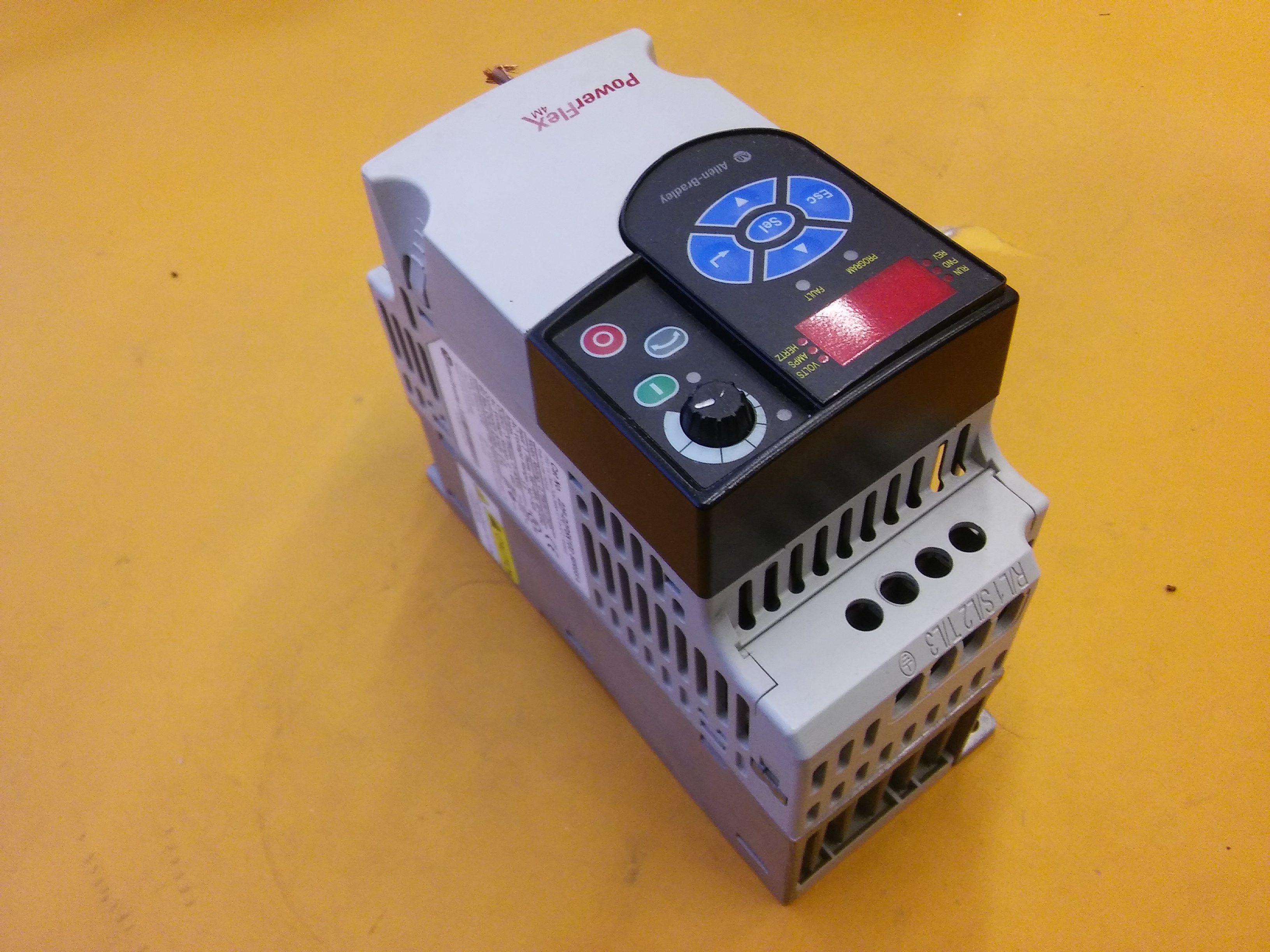 ALLEN BRADLEY 22F-D2P5N103 INPUT 380V 0,75 KW 1HP SÜRÜCÜ