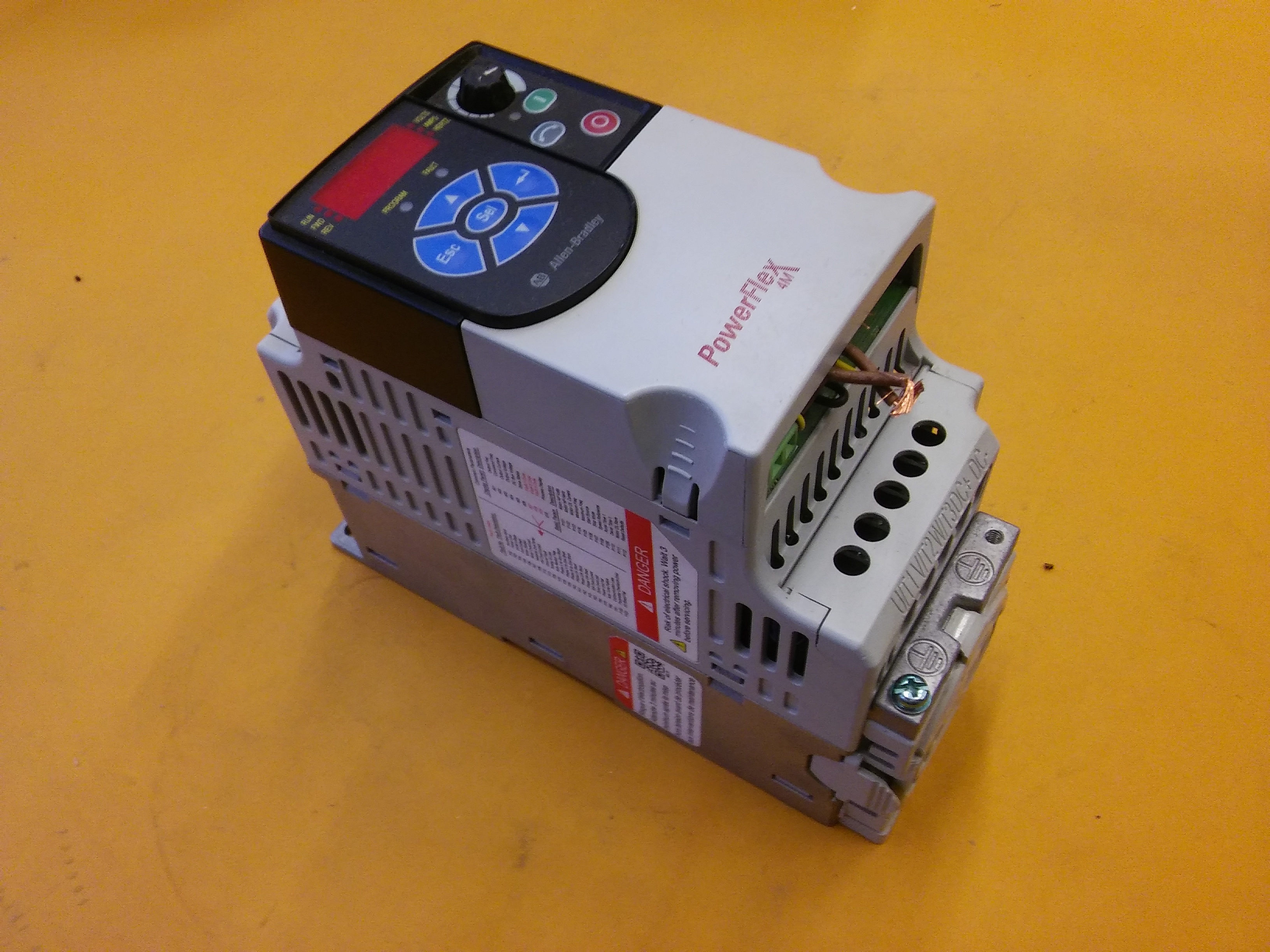 ALLEN BRADLEY 22F-D2P5N103 INPUT 380V 0,75 KW 1HP SÜRÜCÜ