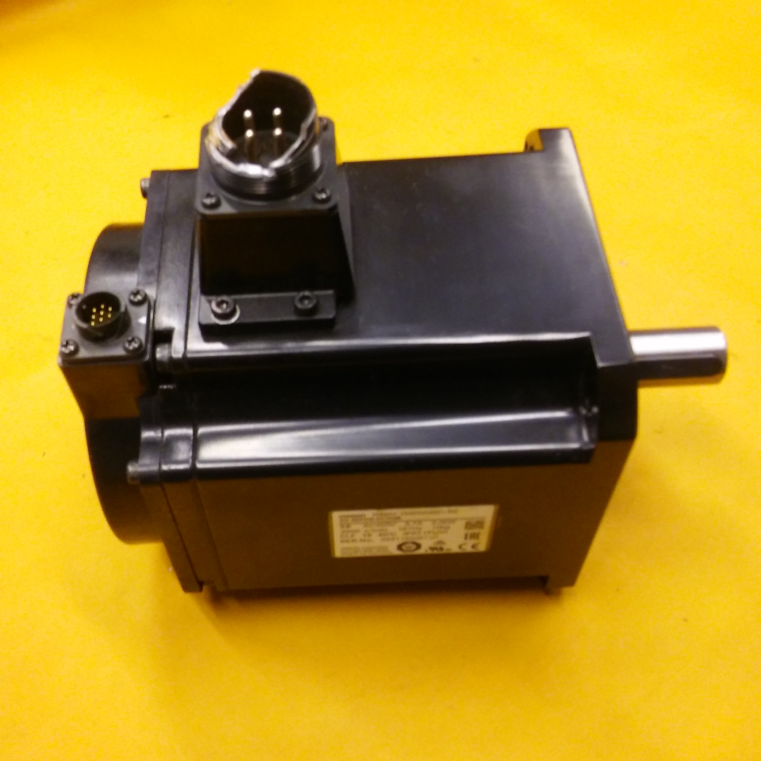 OMRON R88M-1M2K020C-S2 R88M 2000R 167HZ 2,0KW 5,7A SERVO SIFIR MOTOR