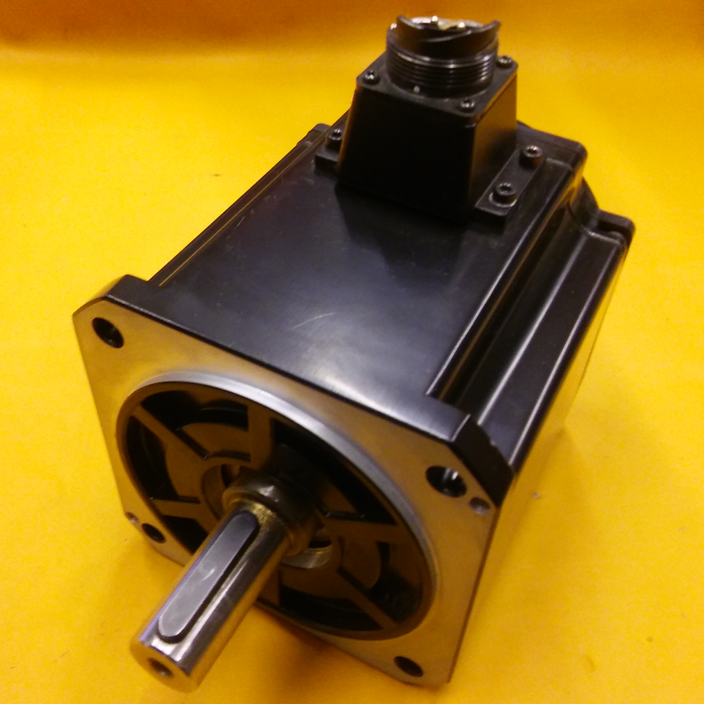 OMRON R88M-1M2K020C-S2 R88M 2000R 167HZ 2,0KW 5,7A SERVO SIFIR MOTOR