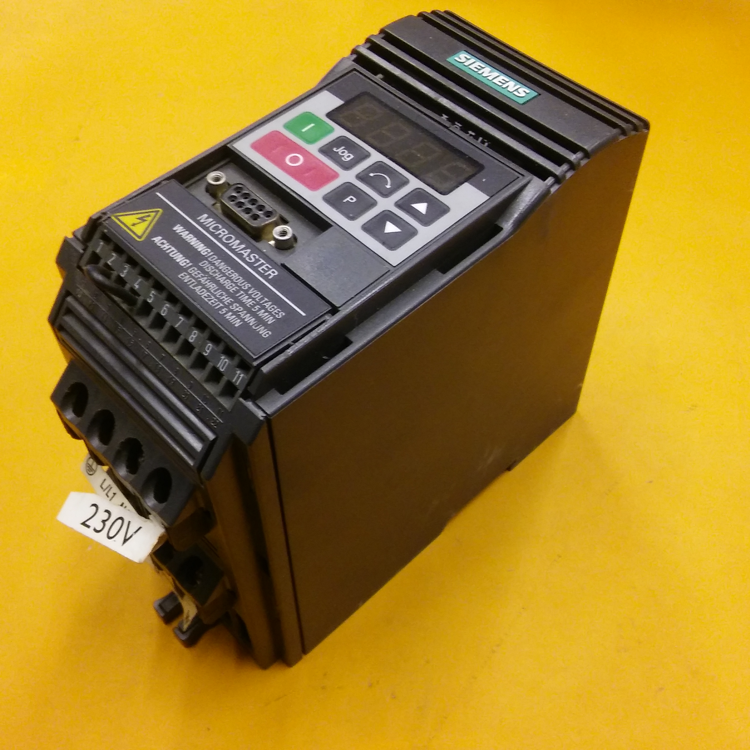 SIEMENS 6SE9212-1CA40 MICROMASTER 0,37KW SIFIR SÜRÜCÜ