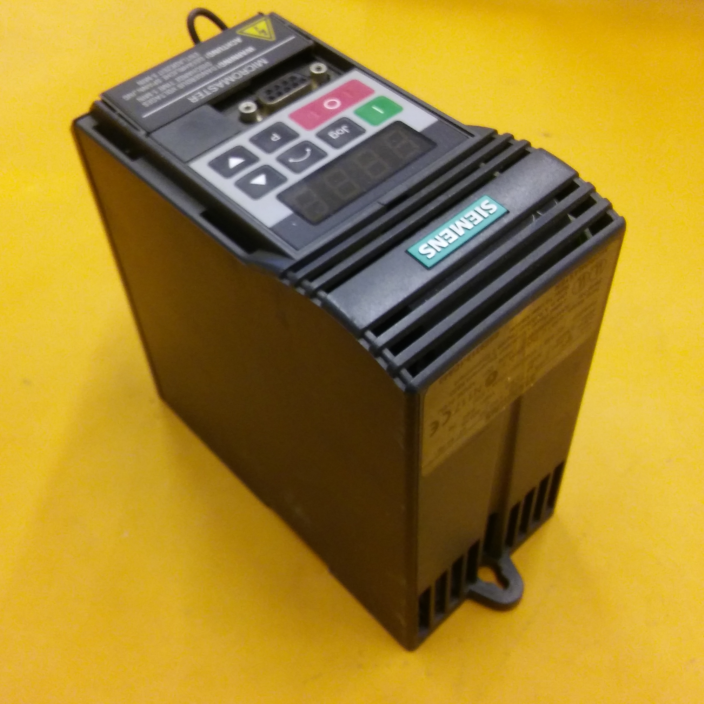 SIEMENS 6SE9212-1CA40 MICROMASTER 0,37KW SIFIR SÜRÜCÜ